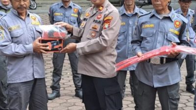 Perkuat Keamanan Lingkungan, Polsek Jatiasih Bantu Satlinmas dengan Borgol dan Senter