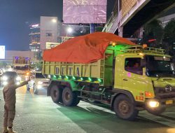 Nekat Masuk Jalan Arteri Kota Bekasi Sebelum Jam 12 Malam, Empat Truk Dipaksa Putar Balik