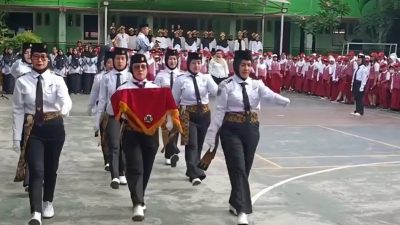 Istimewa! Orangtua Jadi Petugas Upacara Hari Guru di SDN Jatimakmur V