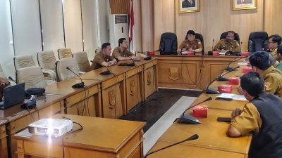 Kecewa Tak Ditemui Sekda, Perangkat Desa Geruduk Kantor Bupati Bekasi Hari Ini