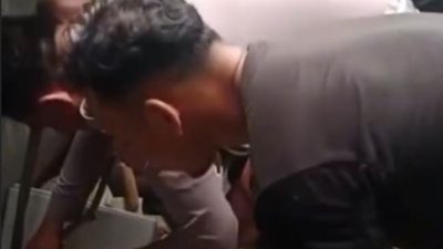 Personel Polsek Tambun Amankan Ular Pakai Alat Seadanya