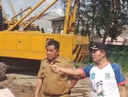 Camat Bekasi Utara Pelototi Proyek Tanggul dan Turap di Teluk Pucung