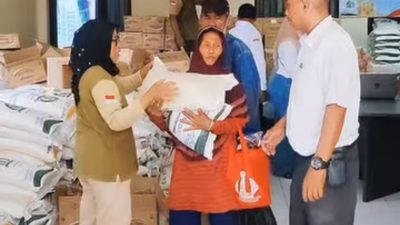 Warga Margamulya Serbu Penyaluran Bantuan Pangan