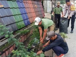 Aksi K3 di Jakasampurna: Polisi, Linmas, dan Warga Kompak Bersihkan Lingkungan