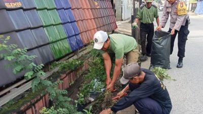 Aksi K3 di Jakasampurna: Polisi, Linmas, dan Warga Kompak Bersihkan Lingkungan