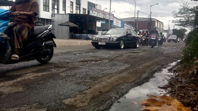 Jalan Nonon Sonthanie Bekasi Timur Berlubang Lagi