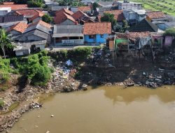 Kali Bekasi Terus ‘Melahap’ Tanah Warga