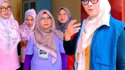 Camat Bekasi Timur Instruksikan Jajaran Bantu Warga Bersihkan Sisa Lumpur Pascabanjir