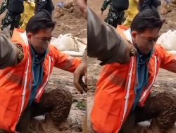 Momen Bupati Jeje Ritchie Nyangkut di Lumpur Saat Tinjau Bencana Longsor