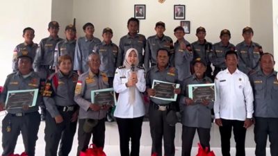 Puluhan Anggota Linmas Bekasi Jaya “Gantung Pentungan”