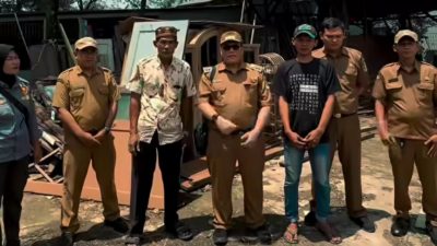 Petugas Kelurahan Pengasinan Tindak Warga Bakar Sampah