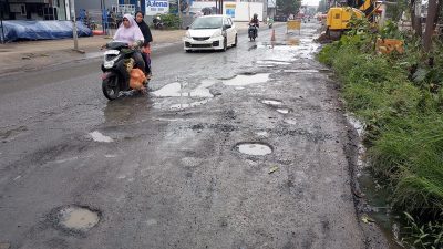 Jalan Nonon Sonthanie Bekasi Timur Kian Rusak, Lubang Menganga Tertutup Genangan