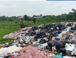 Cacahan Kertas Diduga Uang Rupiah Berserakan di TPS Liar Setu Bekasi