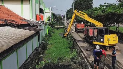 Alat Berat Keruk Sedimentasi di Teluk Pucung