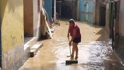 Warga Kampung Lebak Teluk Pucung Bersihkan Sisa Lumpur Pasca Banjir 1,5 Meter