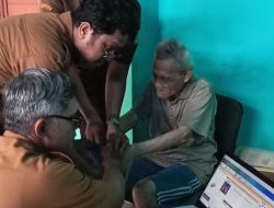 Pelayanan Inklusif, Warga Disabilitas Jatiluhur Rekam e-KTP di Rumah