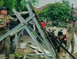 Satpol PP Sikat PKL di Rawalumbu