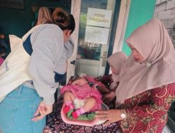 Lurah Cikiwul Pantau Posyandu Satrika 01, Pastikan Balita Terima Vitamin A