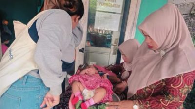 Lurah Cikiwul Pantau Posyandu Satrika 01, Pastikan Balita Terima Vitamin A