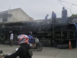 Truk Muatan Galon Terguling di Jalan Swatantra Jatiasih, Lalu Lintas Macet