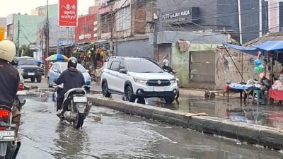 Jalan Juanda Kawasan Pasar Baru Bekasi “Dibiarkan” Becek