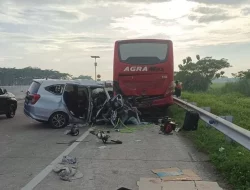 Mobil Keluarga Pemudik Asal Bekasi Tabrak Bus, Empat Tewas dan Satu Kritis
