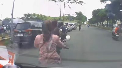 Emak-emak Pemotor Kesundul Mobil di Harapan Indah Gara-gara Potong Jalan dan Berhenti Mendadak