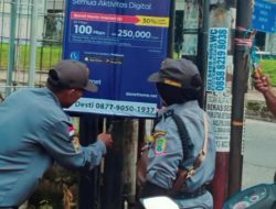 Aparatur Jaticempaka Langsung Bersih-bersih Banner Liar Pascalibur Lebaran
