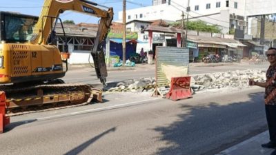 Lurah Jatiasih Pantau Perbaikan Jalan Wibawa Mukti II