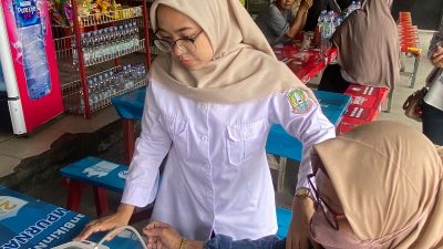 Petugas Kesehatan Periksa Warga Pascamudik untuk Cegah Penyebaran Malaria di Kota Bekasi