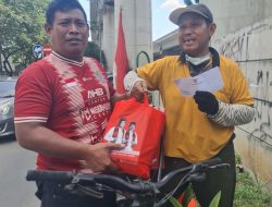 Rajin Bersihkan Jalan, Dahlan Dapat Bingkisan Lebaran dari Wakil Wali Kota Bekasi