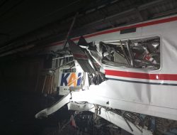 KAI Ungkap Penyebab KRL Ditabrak Kereta Jarak Jauh di Stasiun Bekasi Timur