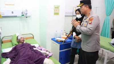 Kapolres Metro Bekasi Kota Jenguk Korban Kebakaran SPBE, Salurkan Tali Asih dan Beri Dukungan Moril