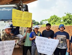 Warga Setu Demo Tuntut Kepastian Ganti Rugi Lahan Tol Japek II Selatan