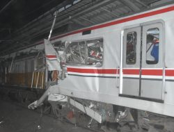 KRL Ditabrak KA Bromo Anggrek di Stasiun Bekasi Timur