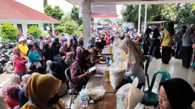 Ribuan Warga Kayuringin Jaya Terima Beras dan Minyak