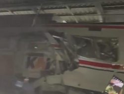KRL Ditabrak Kereta Jarak Jauh di Stasiun Bekasi Timur