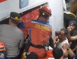Kecelakaan Kereta di Stasiun Bekasi Timur, Petugas Gabungan Lakukan Evakuasi