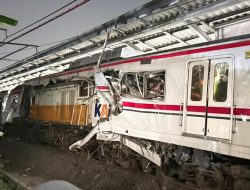 Gerbong Wanita KRL Ringsek Usai Ditabrak Kereta Jarak Jauh di Stasiun Bekasi Timur