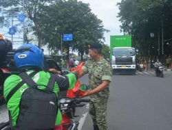 TNI Bagikan Makan Siang untuk Warga Kota Bekasi