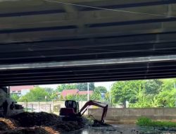 Kali di Kolong Tol JORR Jatiwarna Dikeruk, Bangli Ditertibkan