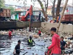 Tumpukan Sampah di Kali Depan Pasar Family Dibersihkan, Antisipasi Banjir