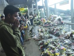 Doa dan Bunga Penuhi Sudut Stasiun Bekasi Timur