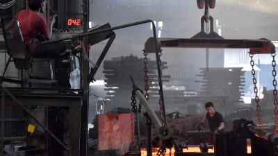 Dampak Rupiah Melemah: Industri di Bekasi Efisiensi Besar-besaran, PHK Membayangi