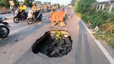 Lubang Menganga di Jalan Inspeksi Kalimalang Ancam Keselamatan Pengendara
