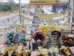 Buket Bunga Duka di Stasiun Bekasi Timur Dirawat Selama Mungkin 