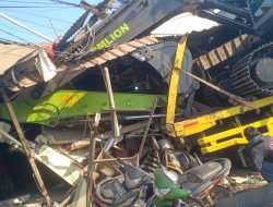 Rumah Hancur dan Tiga Motor Ringsek Diseruduk Truk Pengangkut Ekskavator di Tarumajaya