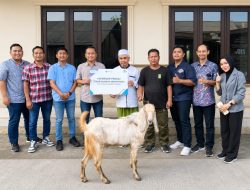 FIFGROUP Cabang Cikarang Berbagi Hewan Kurban