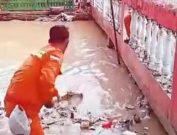 Warga Buang Sampah di Hulu, Petugas “Jungkir Balik” di Hilir