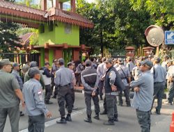Puluhan Anggota Linmas Geruduk Kantor Pemkot Bekasi, Protes Ucapan Kepala Satpol PP